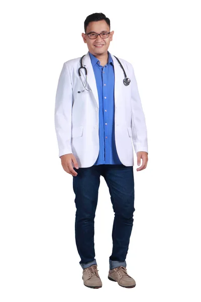 Confident Smiling Male Asian Doctor Posando Mirando Cámara Aislado Sobre — Foto de Stock