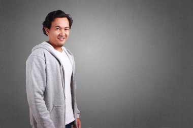 Kameraya bakarak bir ceketli adam Asyalı genç gülümseyen güven