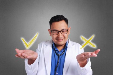 Doktor, onun sağ veya sol el arasında seçim için hangi tarafta karar vermeye çalışan bir küçük Asya karıştı