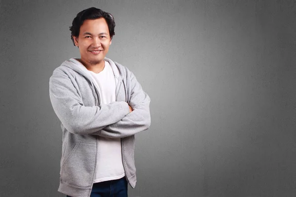 Junger Asiatischer Mann Lächelt Selbstbewusst Sakko Blickt Die Kamera Faltet — Stockfoto