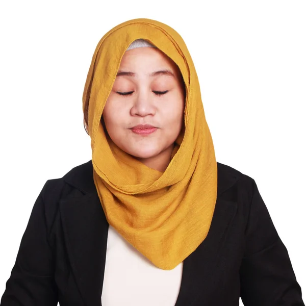 Спокойная Медитативная Молодая Мусульманка Закрытыми Глазами Слабой Улыбкой Удовлетворенности Изолирован — стоковое фото