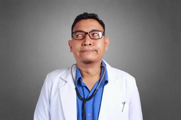Joven Asiático Médico Con Gafas Decepcionado Aburrido — Foto de Stock