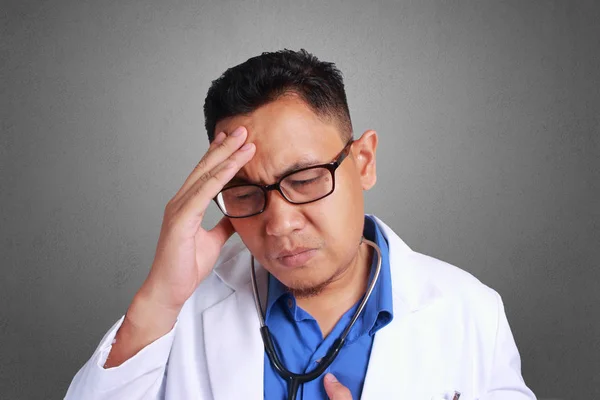 Jovem Médico Asiático Com Óculos Com Dor Cabeça Estresse — Fotografia de Stock