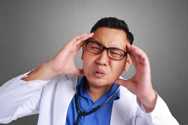 Νέοι Ασιατικές Γιατρός Γυαλιών Που Έχουν Πονοκέφαλο Άγχος — Φωτογραφία Αρχείου