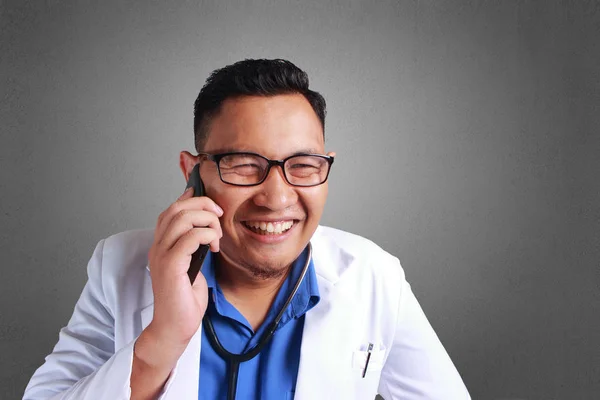 Jovem Médico Asiático Com Óculos Sorrindo Falando Telefone — Fotografia de Stock