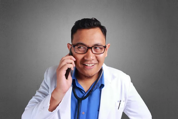 Młody Lekarz Azjatyckiej Uśmiechający Się Okularów Rozmowy Telefon — Zdjęcie stockowe