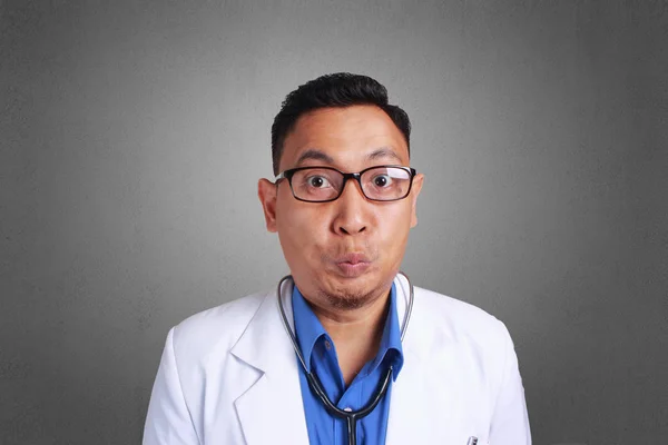 Joven Asiático Médico Con Gafas Sorprendido Cerrando Boca — Foto de Stock