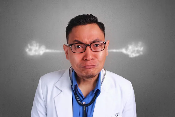 Joven Médico Asiático Con Gafas Frustrado Con Humo Oído Médico — Foto de Stock