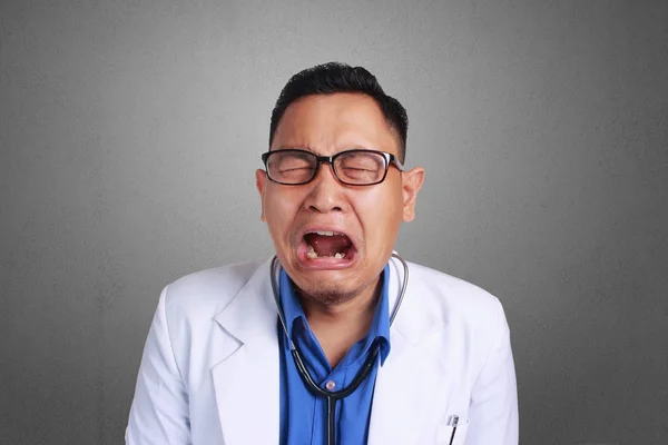 Jovem Médico Asiático Com Óculos Choro Triste Conceito — Fotografia de Stock