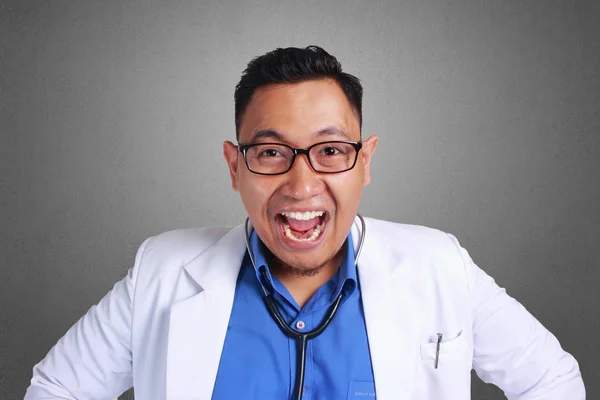 Asiático Joven Doctor Con Gafas Sonriendo Feliz Reír — Foto de Stock
