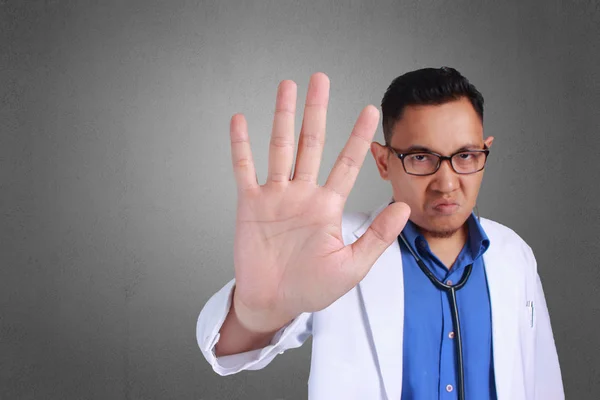 Ένας Νεαρός Γιατρός Ασίας Κάνοντας Σήμα Στοπ Φόντο Υφή Πορτρέτο — Φωτογραφία Αρχείου
