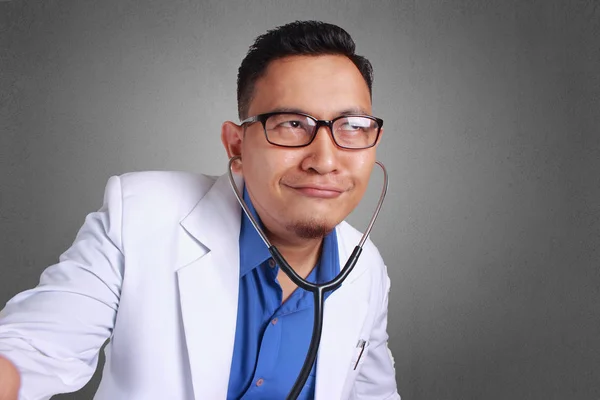 Zabawny Lekarz Uśmiechający Się Podczas Sprawdzania Pacjent Słucha Stetoskop Gestem — Zdjęcie stockowe