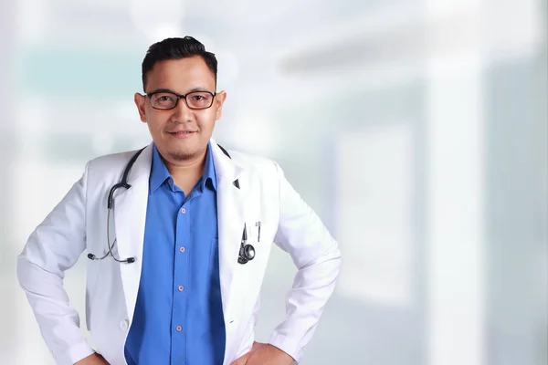 Joven Médico Asiático Con Gafas Sonriendo Confiado Posando Mirando Cámara — Foto de Stock