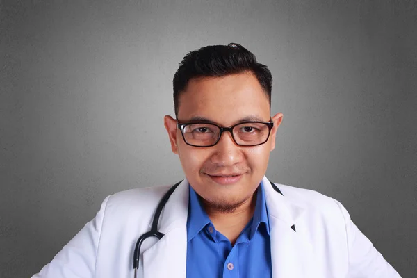 Joven Médico Asiático Con Gafas Sonriendo Confiado Posando Mirando Cámara — Foto de Stock