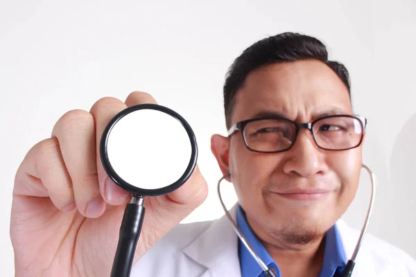 Joven Médico Asiático Con Anteojos Sostiene Estetoscopio Sonriendo Aislado Sobre — Foto de Stock