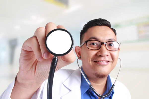 Jovem Médico Asiático Com Óculos Segurar Estetoscópio Sorrindo Isolado Branco — Fotografia de Stock