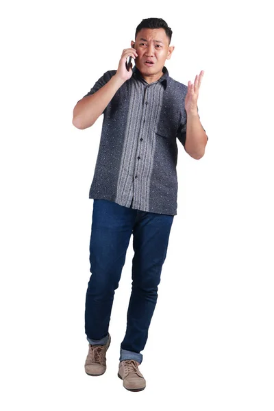 Junger Asiatischer Mann Blauer Jeans Und Batikhemd Der Telefon Spricht — Stockfoto