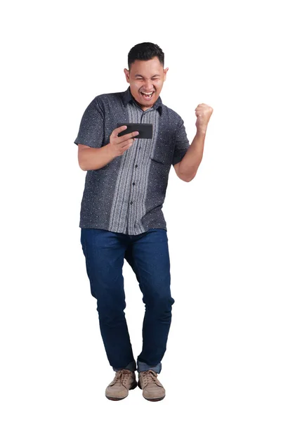 Joven Asiático Con Vaqueros Azules Camisa Batik Jugando Teléfono Con —  Fotos de Stock