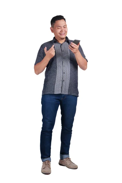 Asijský Mladík Sobě Modré Džíny Tričko Batikované Špatné Zprávy Telefon — Stock fotografie