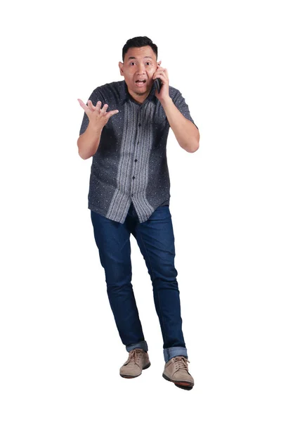 Joven Hombre Asiático Con Pantalones Vaqueros Azules Camisa Batik Conmocionado — Foto de Stock