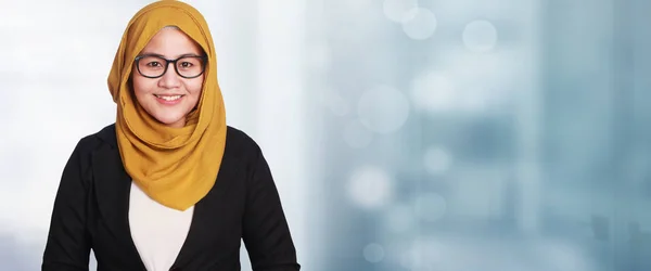 Mulher Negócios Muslimah Asiática Usando Óculos Terno Sorrindo Amigável Antecedentes — Fotografia de Stock