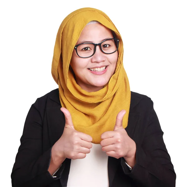 眼鏡をかけて幸せなアジアのイスラム教徒の実業家 親指ジェスチャーをスーツ 白で隔離 頭と肩を閉じる — ストック写真