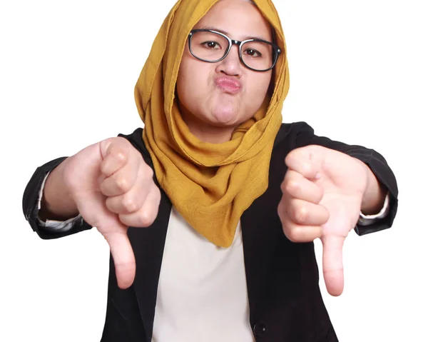 Ασιατικές Muslimah Επιχειρηματίας Φορώντας Γυαλιά Και Κοστούμι Αντίχειρες Κάτω Χειρονομία — Φωτογραφία Αρχείου