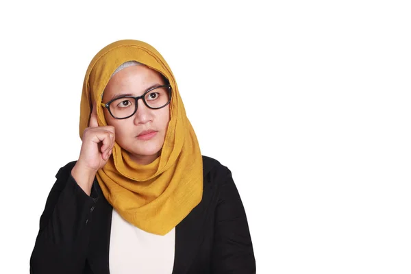 Asiatische Muslimische Geschäftsfrau Die Eine Brille Mit Nachdenklichem Ausdruck Trägt — Stockfoto