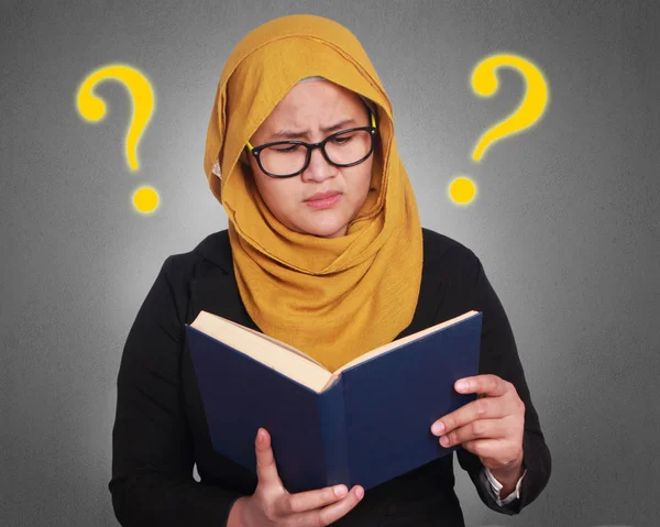 Asiatische Muslimische Geschäftsfrau Mit Brille Die Ein Buch Mit Einem — Stockfoto