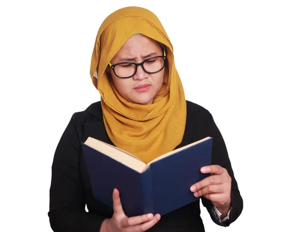 Asiatiska Muslimah Affärskvinna Glasögon Håller Bok Med Ett Uttryck Nyfikenhet — Stockfoto