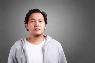 Asya Gençler bir ceket kameraya bakıyor