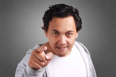 Asya giyen ceket, kameraya, duyguları işaret parmak adam