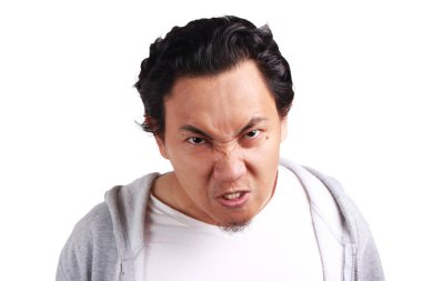 Kızgın ve bağırıyordu, ceket genç Asya adam çığlık, Looking kamera, beyaz arka plan üzerinde Isolated portresi