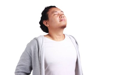 Genç Asyalı adam hissediyorum portresi rahatlamış, duygu rahat, temiz hava için mutlu