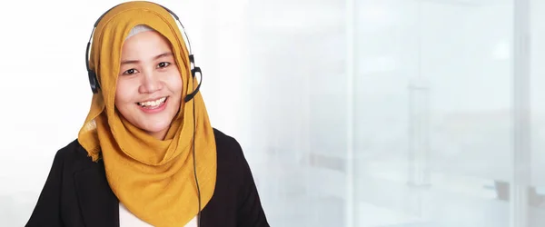 Asijské Muslimah Podnikatelka Sobě Oblek Hidžáb Sluchátka Hlavě Zákaznické Služby — Stock fotografie