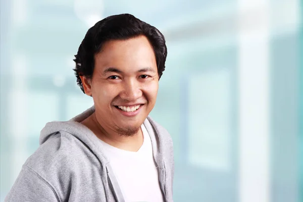Joven Hombre Asiático Con Camisa Blanca Chaqueta Gris Expresión Sonriente — Foto de Stock