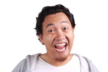 Genç Asyalı erkek ceket ile komik surat, gülmek portre izole beyaz arka plan üzerinde