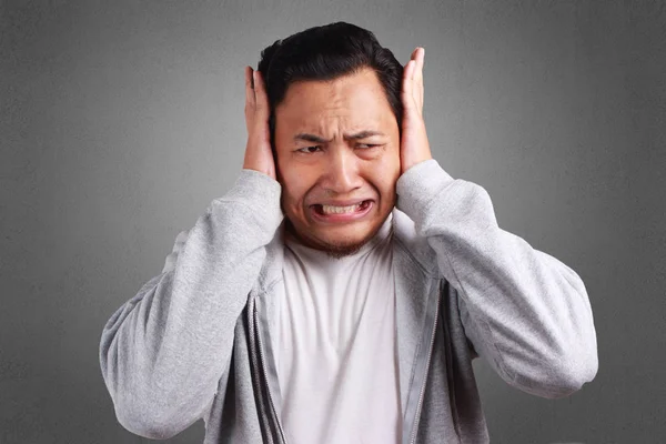 Jovem Asiático Homem Coberto Seu Ouvido Ignorar Pressão — Fotografia de Stock
