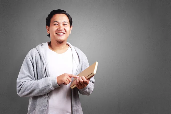 Joven Asiático Con Camisa Blanca Chaqueta Gris Sosteniendo Libro Expresión — Foto de Stock