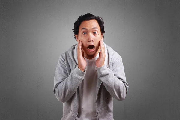Junge Asiatische Männer Einer Jacke Schockiert Mit Offenem Mund Beide — Stockfoto