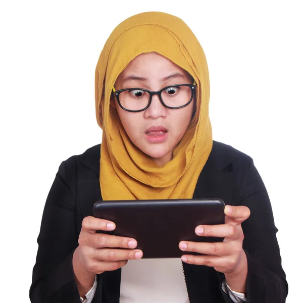 Joven Mujer Negocios Asiática Vistiendo Traje Hijab Sorprendida Mirar Tableta —  Fotos de Stock