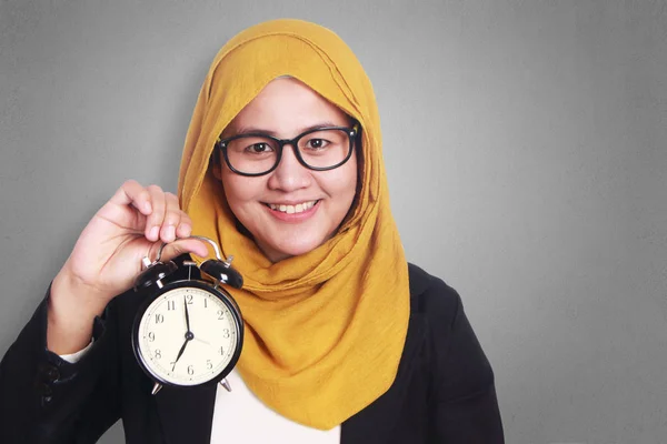 Νεαρά Ασιατικές Επιχειρηματίας Φορώντας Κοστούμι Και Κρατώντας Ένα Ρολόι Μαντίλα — Φωτογραφία Αρχείου