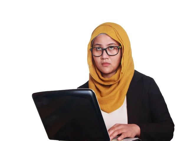 Fade Düşünme Takım Elbise Onu Laptop Ile Hijab Giyen Genç — Stok fotoğraf