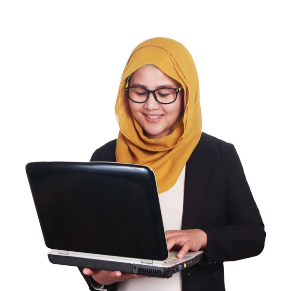 Fade Gülümseyen Takım Elbise Onu Laptop Ile Hijab Giyen Genç — Stok fotoğraf