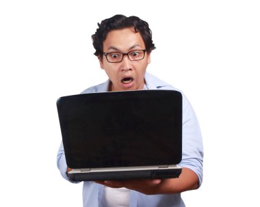 Küçük Asya giyen beyaz ve mavi gömlek gasping, şok ifade onun laptop arıyorum dostum. Vücut portre kadar kapatın. Beyaz izole