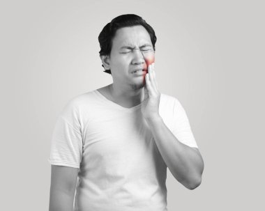 Küçük Asya giyen beyaz gömlek diş ağrısı olan adamım. Tek renkli siyah ve beyaz. Vücut portre kadar kapatın