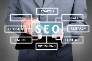 Internet iş kavramı. İşadamı onun tablet üzerinde Seo düğmesini tıklatın. Arama motoru optimizasyonu stratejisi düzeni diyagramı. Metin tipografi tasarım