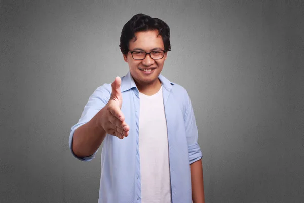 Ung Asiatisk Man Bär Vita Och Blå Skjorta Handslag Gest — Stockfoto