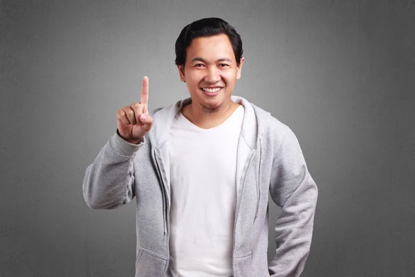 若いアジアの男は白いシャツと人差し指で番号を つの記号を示すグレーのジャケットを着てします ボディ肖像画を間近します — ストック写真