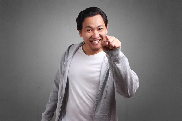 Joven Hombre Asiático Con Camisa Blanca Chaqueta Gris Expresión Sonriente —  Fotos de Stock